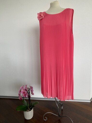 Madeleine Vestiti: Wunderschönes Plisseekleid Madeleine/Elégance Gr. 46 – Nuovo (secondo la descrizione) da Füllinsdorf venduto da Sunnebliemli7