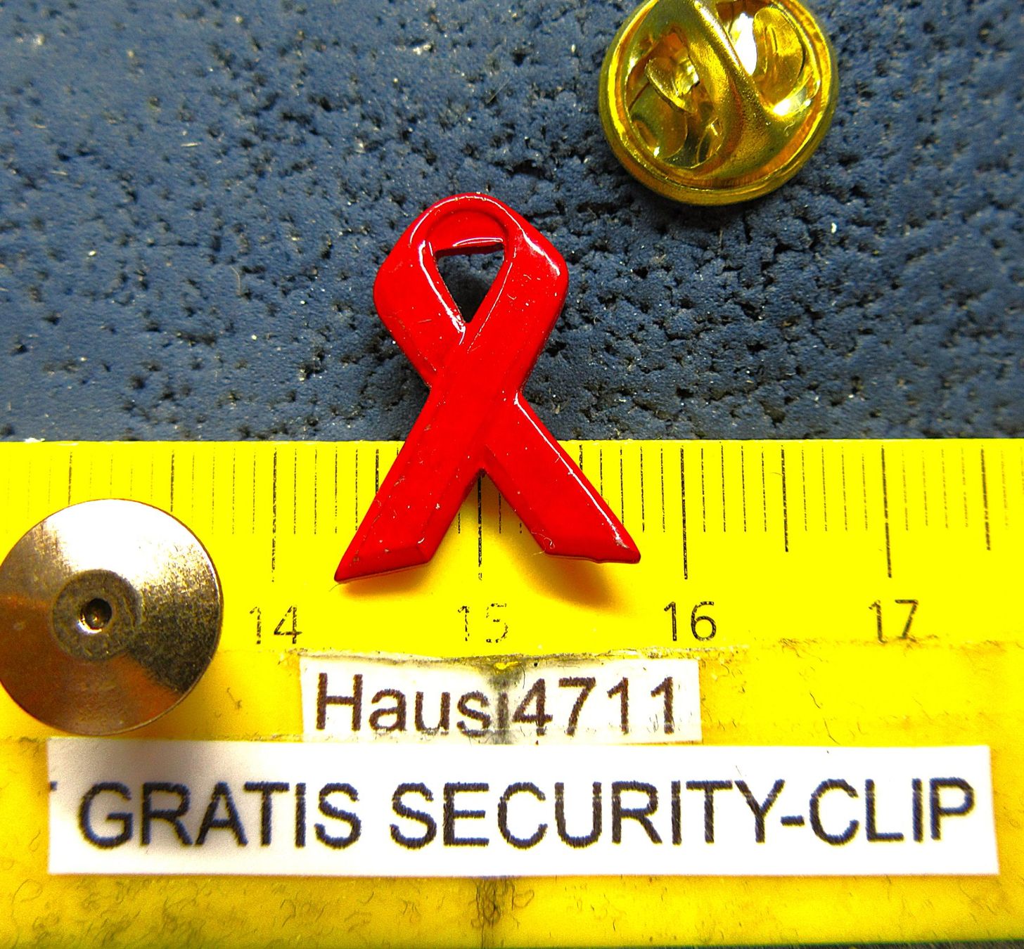 Swiss Placchette & Badge: RED RIBBON ANTI AIDS HELP PIN – Usato da Ettingen venduto da Hausi4711