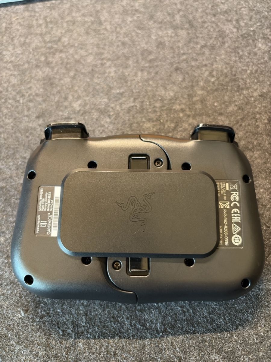 Razer Manettes: Razer Kishi Controller Schwarz, neuwertig – Neuf (Voir description) à Wangen b. Olten par edge6864 1