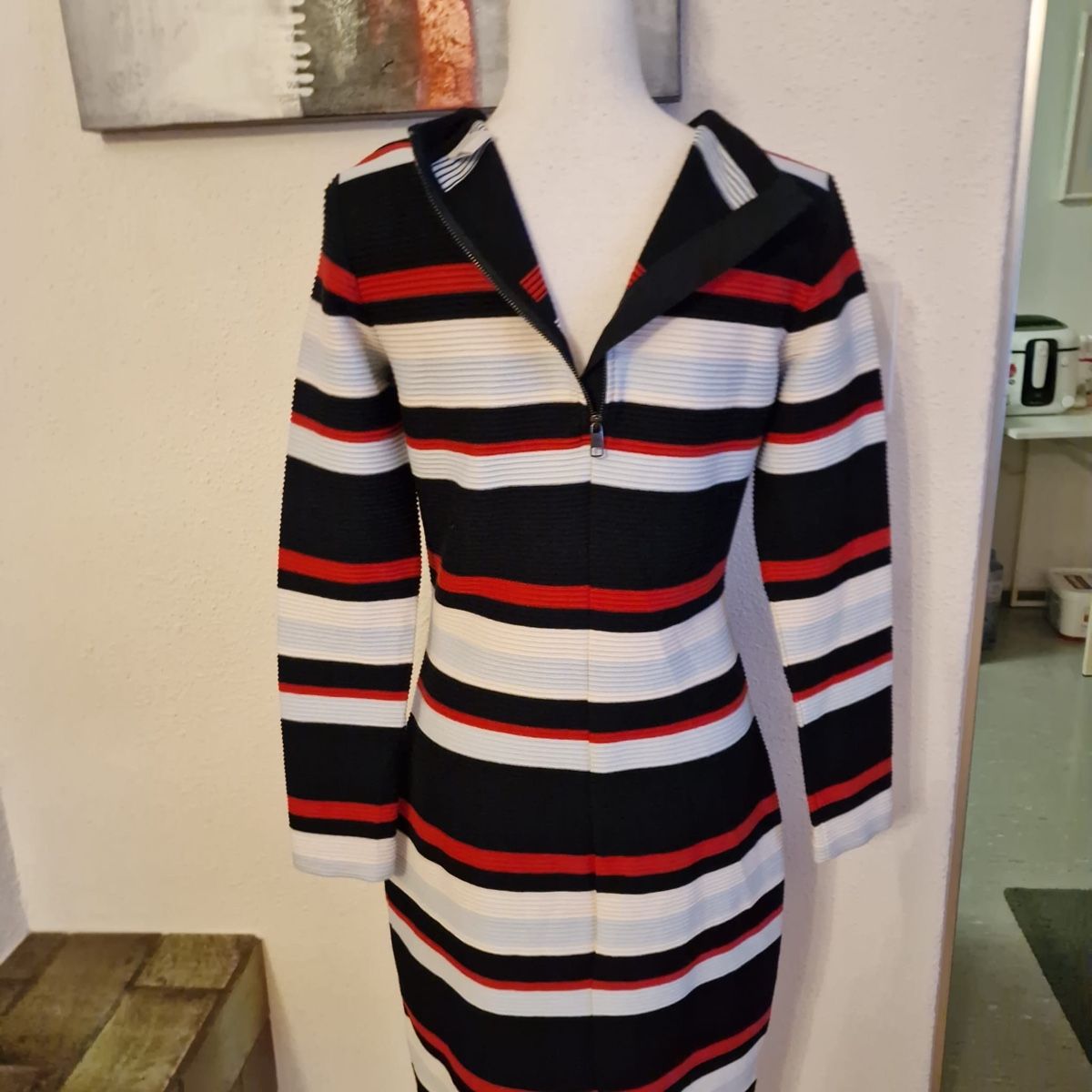 Hugo Boss Vestiti: BOSS gestreiftes Strickkleid Gr. 36 – Usato da St. Gallen venduto da mania03 5