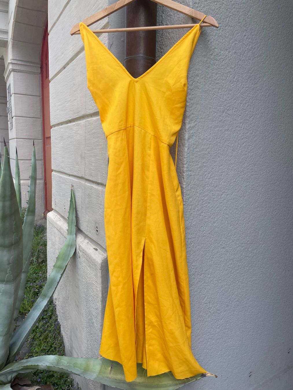 Asos Vestiti: Yellow long dress with open back – Usato da Zürich venduto da Chiara.la
