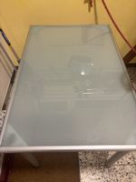 Tisch mit Milchglasplatte und Metallgestell gebraucht