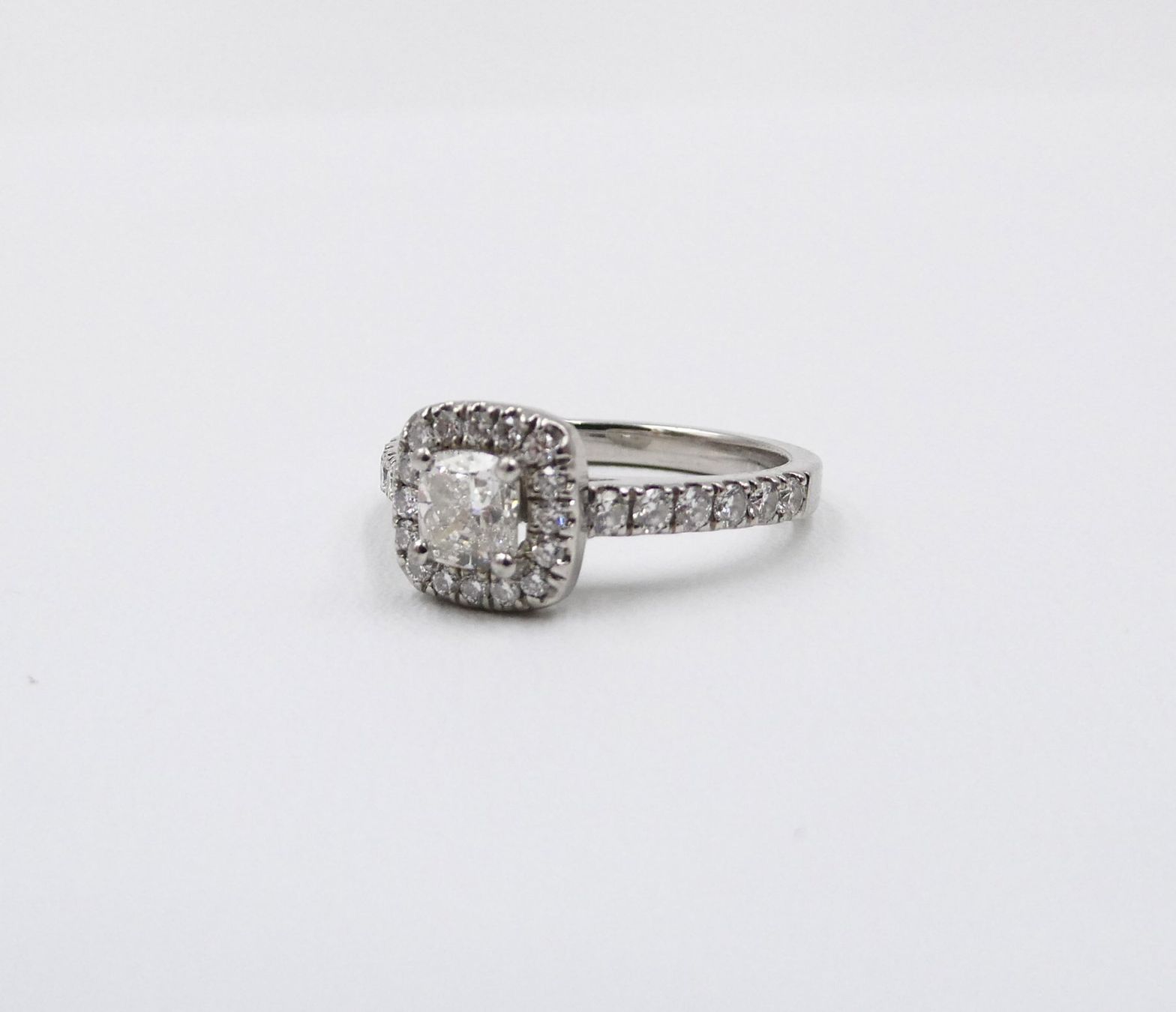 Anelli: SOLITÄR RING IN 950 PLATIN MIT DIAMANT ENTOURAGE – Usato da Luzern venduto da EdiGem 1