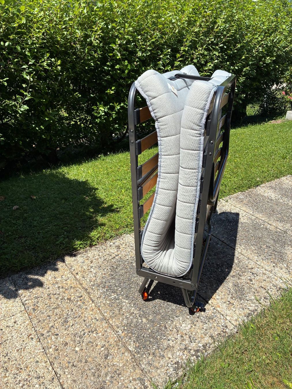 Jysk Letti: Lit pliant avec matelas, bon état, gris – Usato da St-Légier-Chiésaz venduto da val_dpx7 5