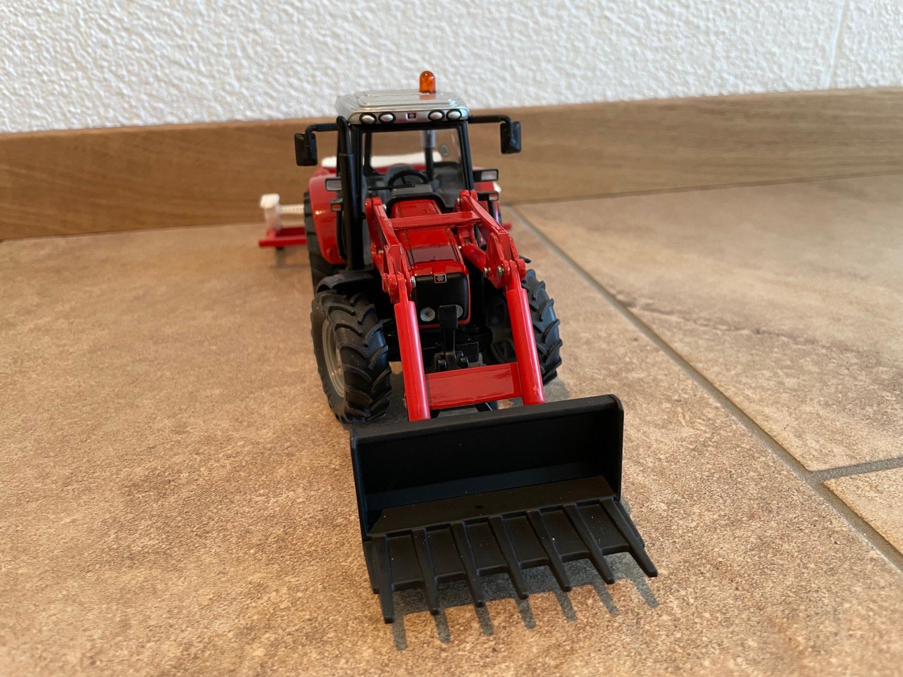 Massey Ferguson Trattori: SIKU Massey Ferguson mit Einzelkornsämaschine – Nuovo e nell'imballaggio originale da Kreuzlingen venduto da Stefan1150 1