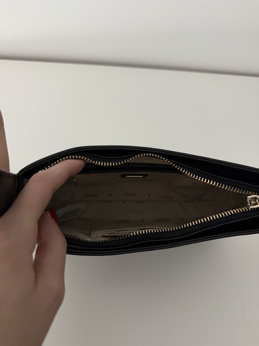 Guess Borse da donna: Guess Handtasche schwarz Lackoptik – Usato da St. Gallen venduto da boj_knj7 6