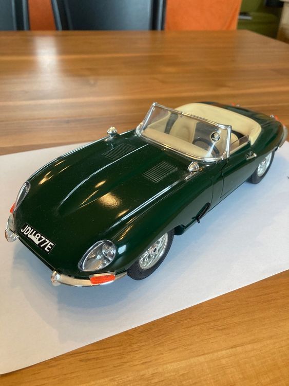 Bburago 1 : 18 Jaguar E Cabriolet (1961) zelené 18-12046 | Maxíkovy hračky