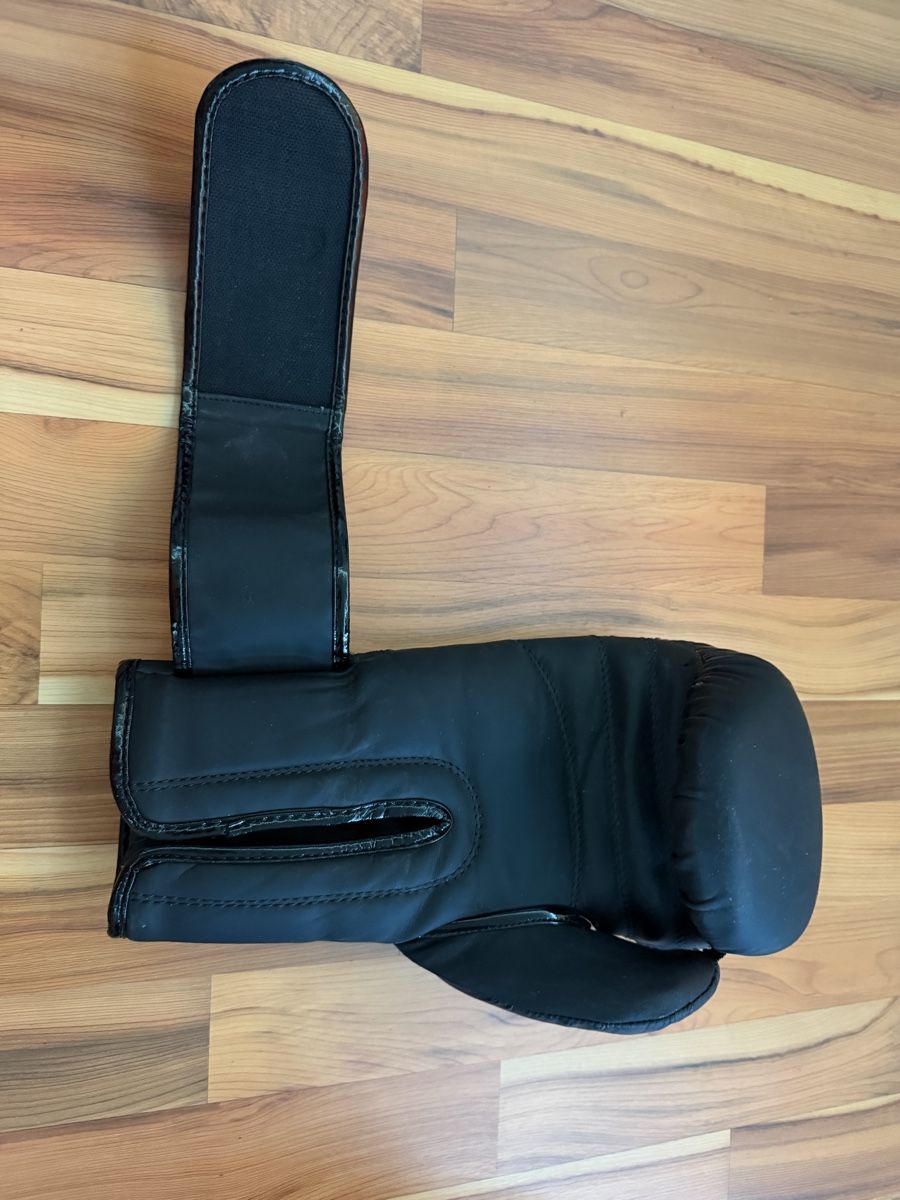 Venum Handschuhe & Handstulpen: Boxhandschuhe Venum schwarz 16oz gebraucht – Gebraucht aus Säriswil von lie_g82q 4