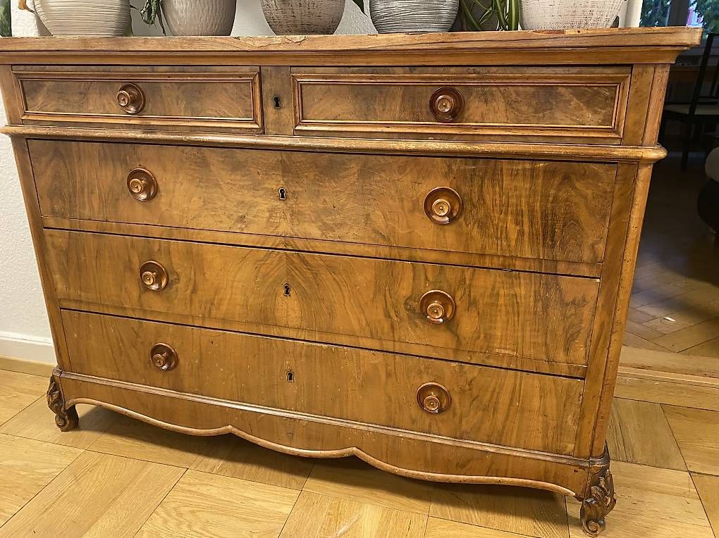 Kommoden: Kommode Nussbaum Furnier – Gebraucht aus Basel von Aaron_Rvr 1