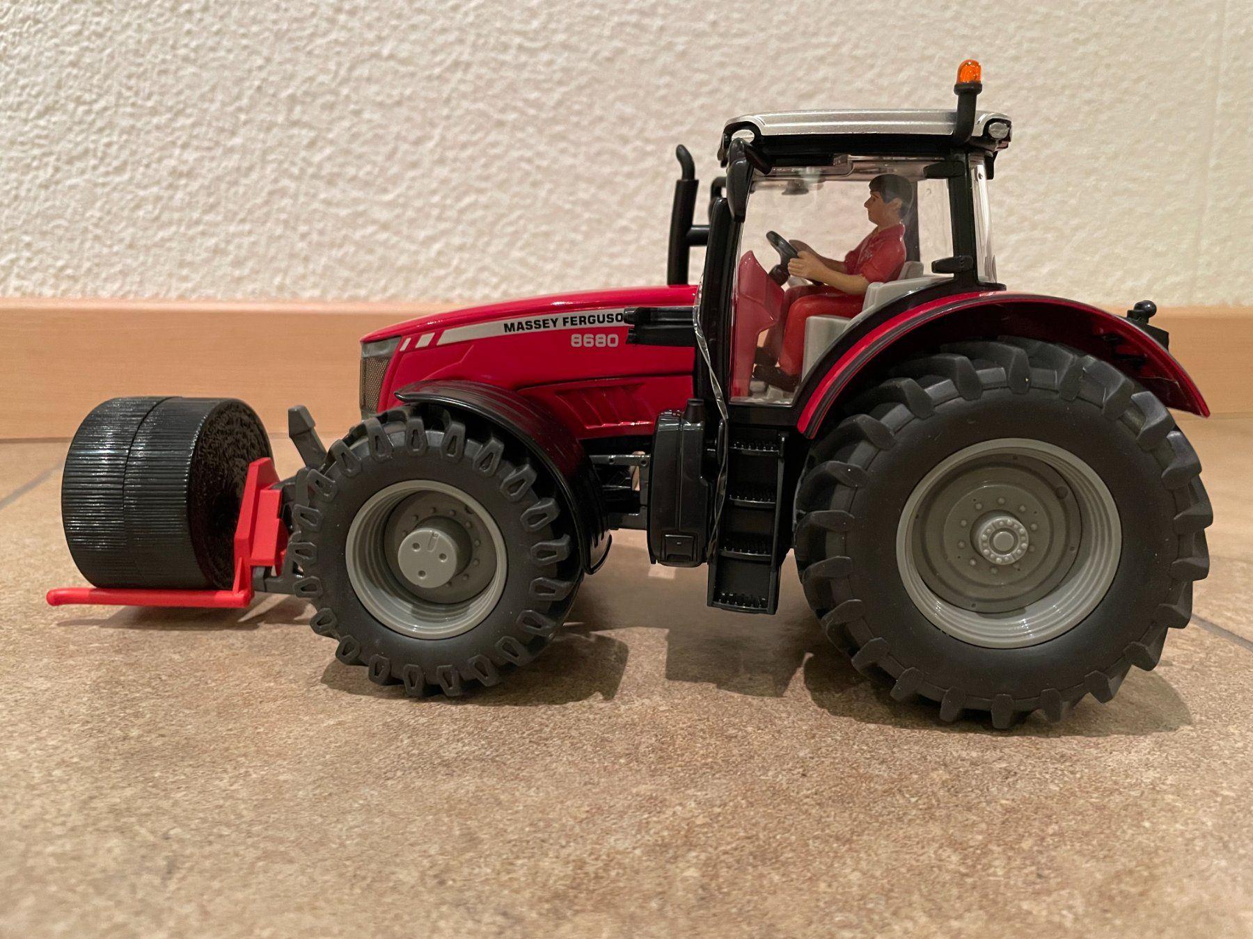 Massey Ferguson Trattori: SIKU Massey Ferguson 8680 mit Siloballengabel – Nuovo e nell'imballaggio originale da Kreuzlingen venduto da Stefan1150 4