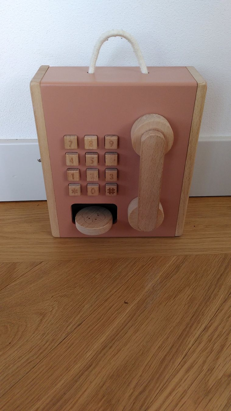 Liewood Spielzeuge: Spieltelefon aus Holz – Gebraucht aus Zürich von Weluma 1