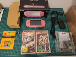 Pink PSP Essentials Pack: Tomb Raider, Need for Speed in ovp