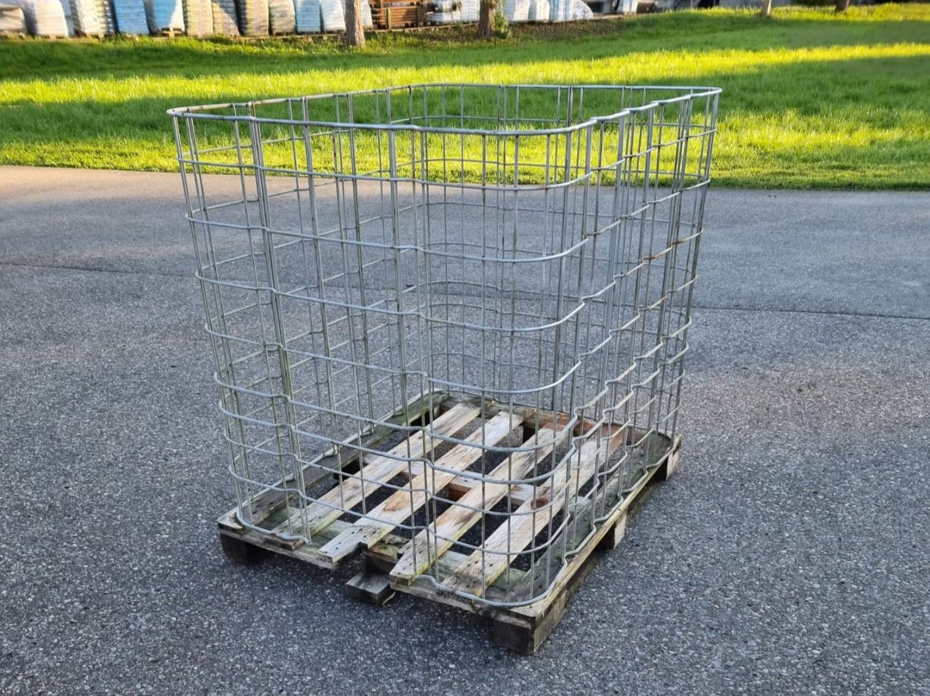 Gitter mit Holzalette (Gebraucht) in Hinwil für CHF 1 – nur Abholung ...