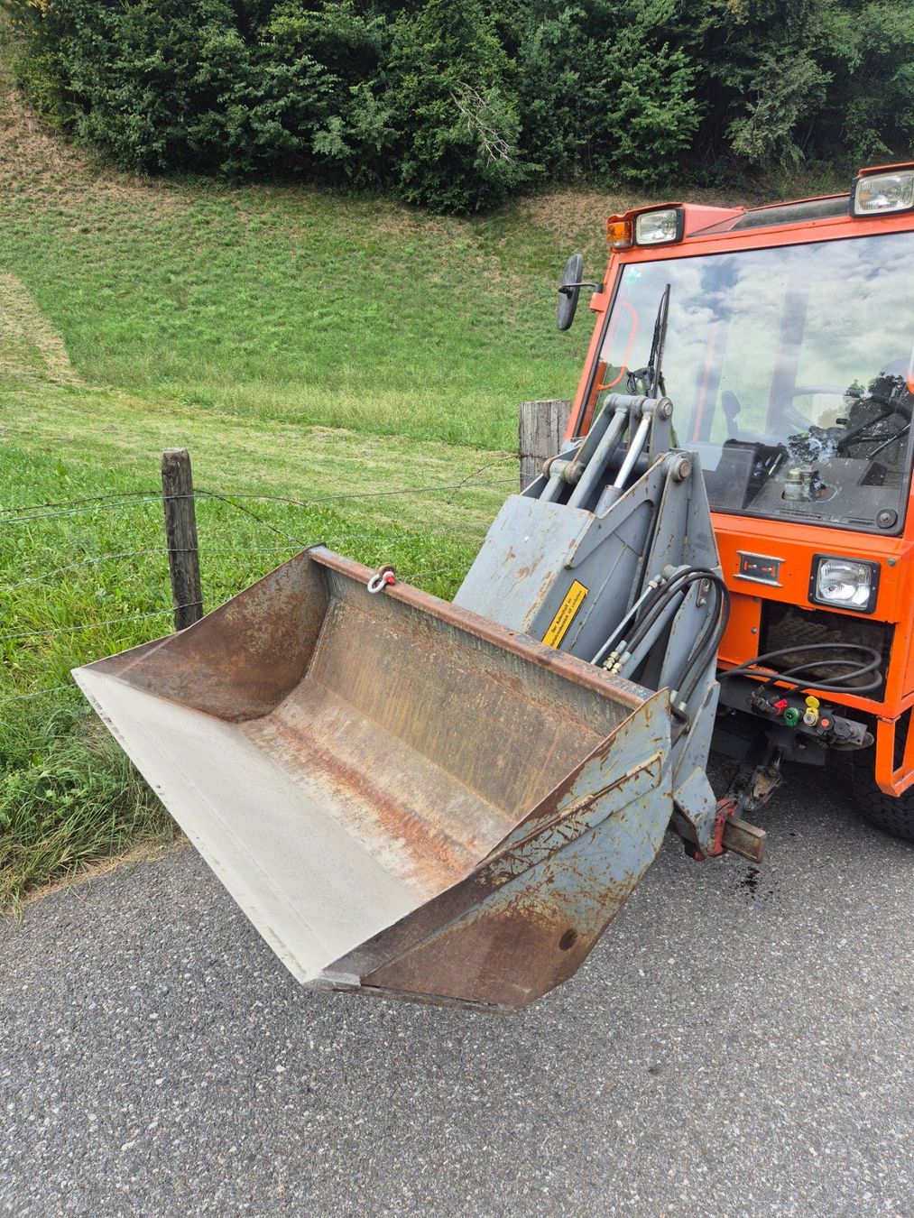 Chargeur de ferme: Frontlader 3 Punkt inkl. Schaufel – D'occasion à Kandergrund par 07071963 2