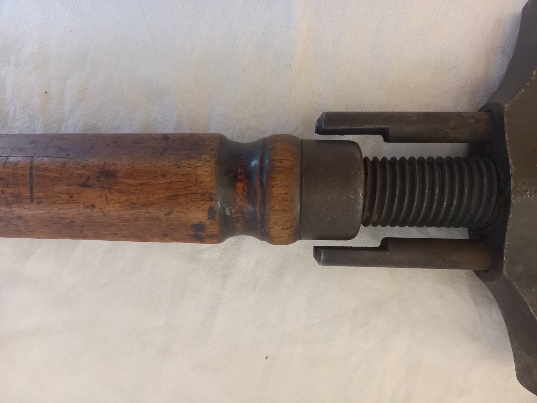 Tutti gli attrezzi: Clé à molette ancienne avec manche en bois – Usato da Rossens FR venduto da Souris1 4