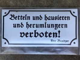 Betteln und hausieren und herumlungern verboten hinweis türe