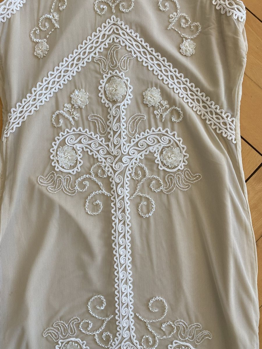 Vestiti: Jolie robe beige avec décors – Usato da Küssnacht am Rigi venduto da CALIFRASQUI 1