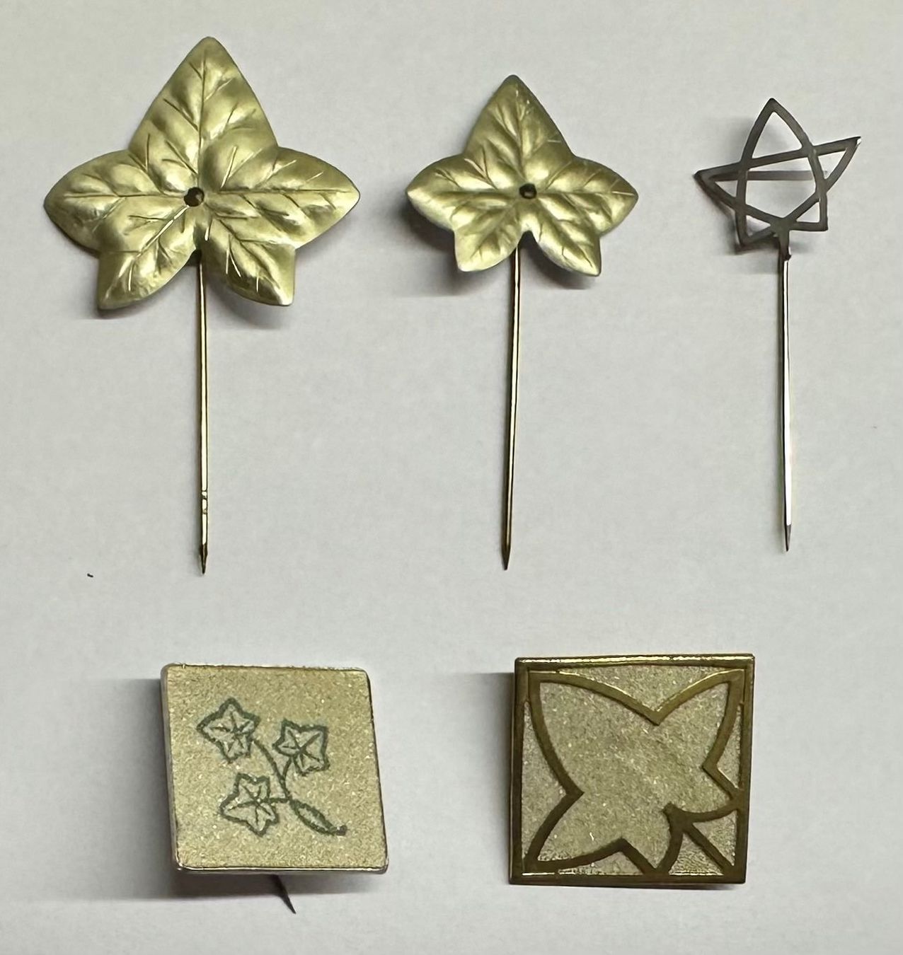 Plaketten & Abzeichen: 5 alte seltene Anstecknadeln mit Blumendesign – Gebraucht aus Gümligen von Delphi6