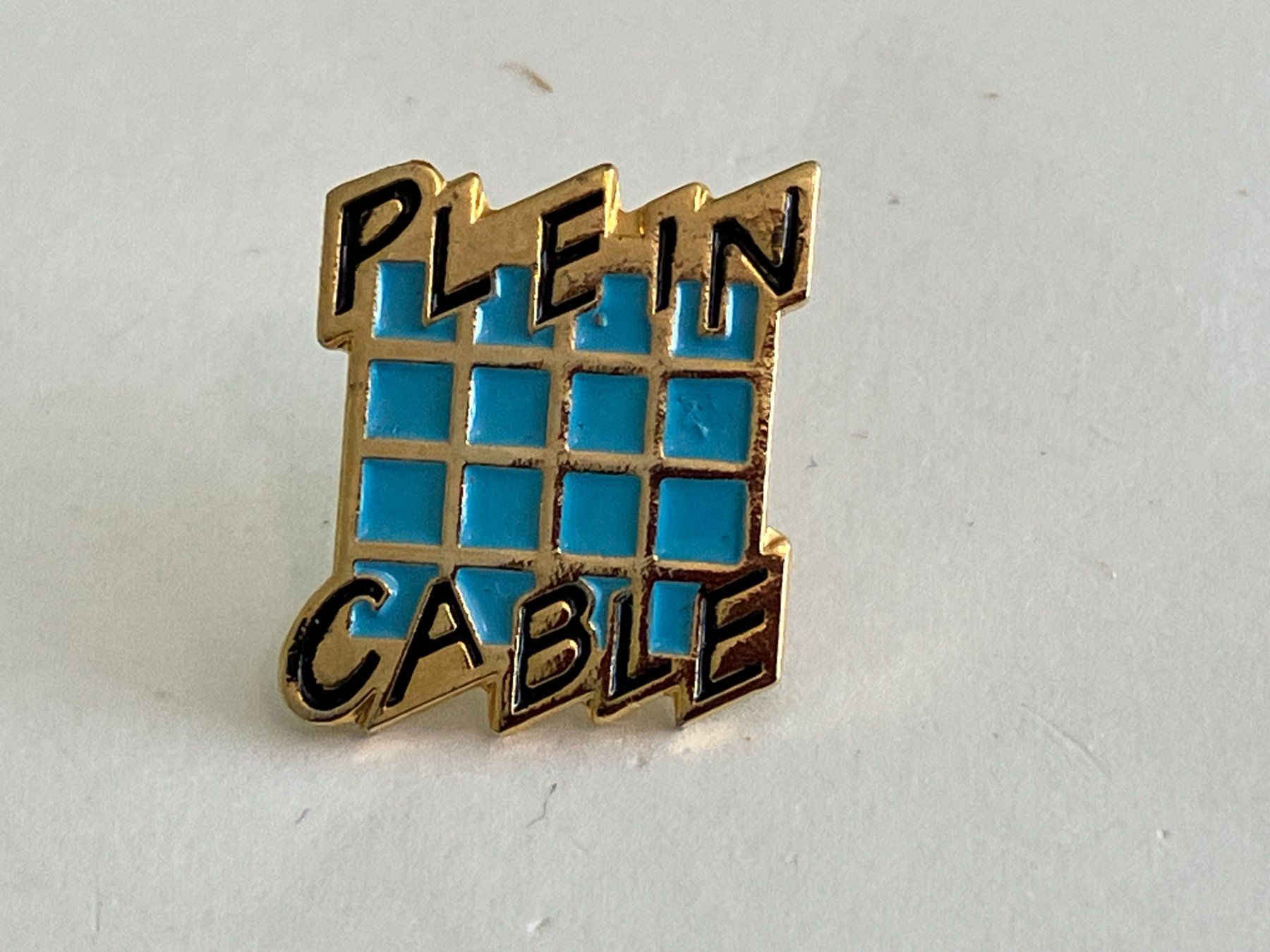 Placchette & Badge: 1 Pin Plein Cable – Usato da Basel venduto da djwwpp