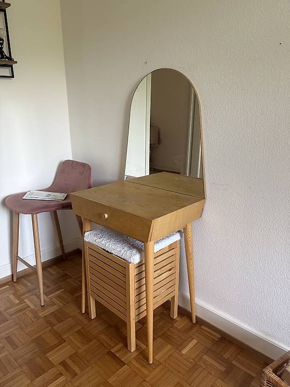 Schminktische: Coiffeuse avec miroir et tabouret – Gebraucht aus Lausanne von ori_jk5t