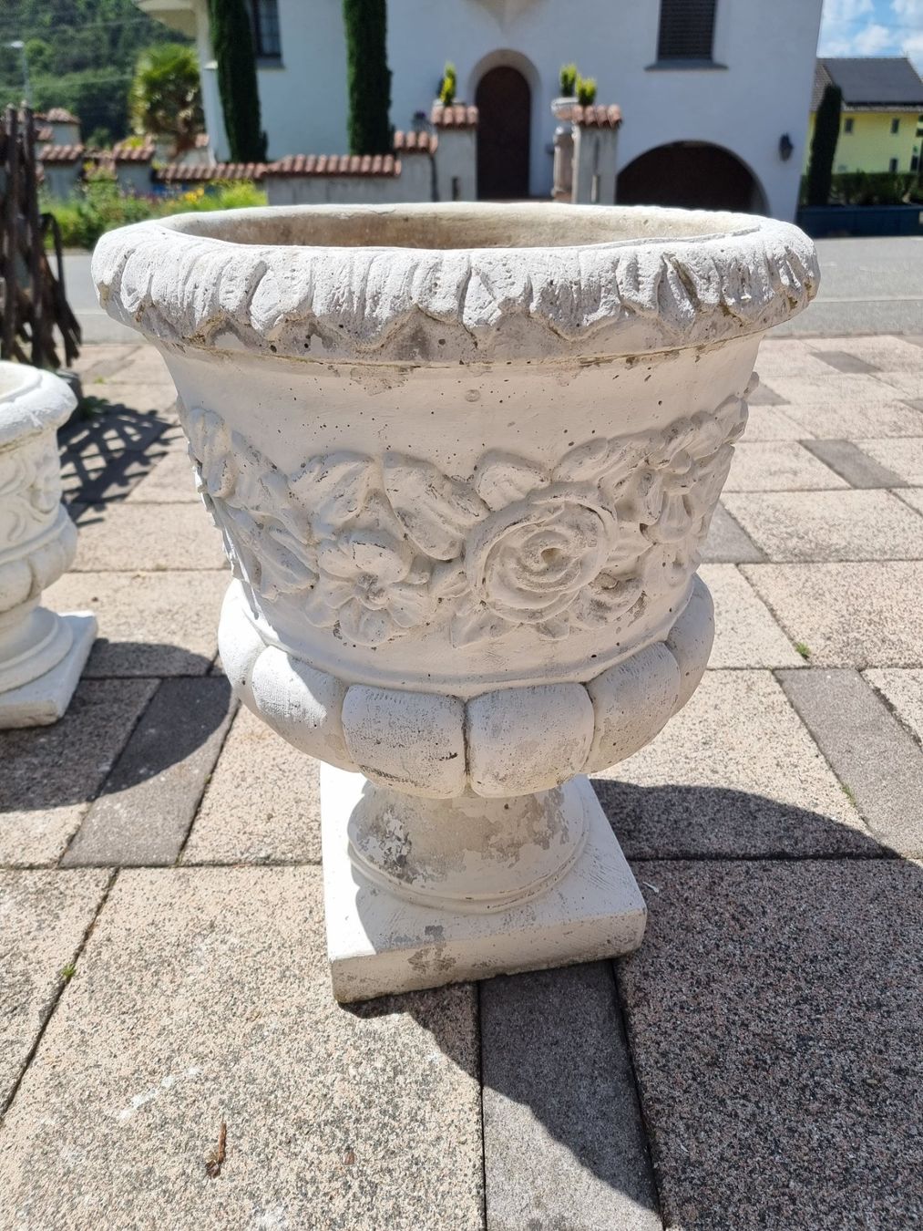 Vasi per fiori: Pflanzkübel Steinguss gross 2 – Usato da Balzers venduto da Homeandgarden