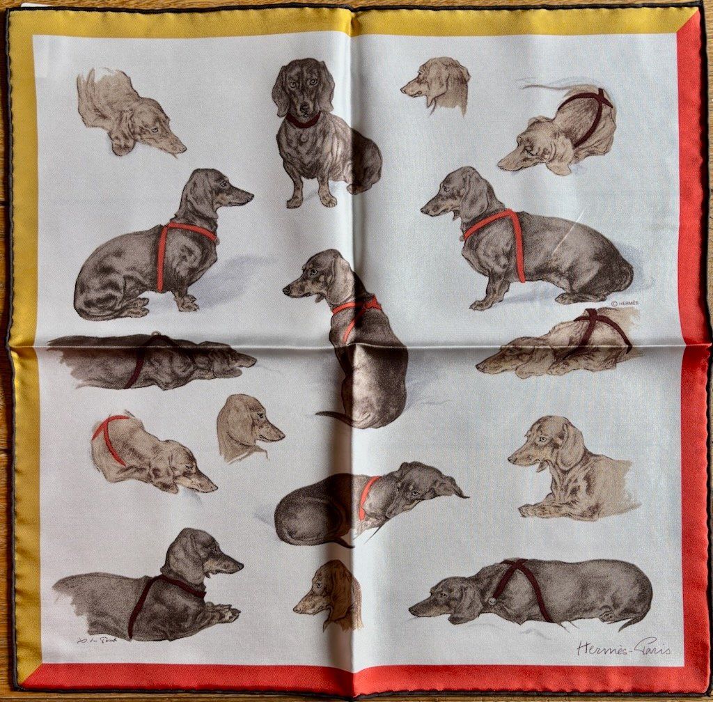 Hermès Foulard & Sciarpe: HERMES Gavroche Pochette "LES BASSETS", 2025 – Nuovo e nell'imballaggio originale da Zürich venduto da Libraco 1