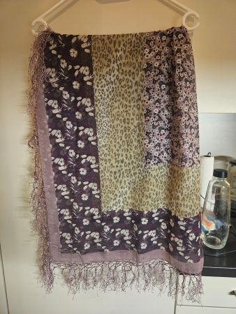 Quadratisches Foulard Lila mit Leopardenmuster