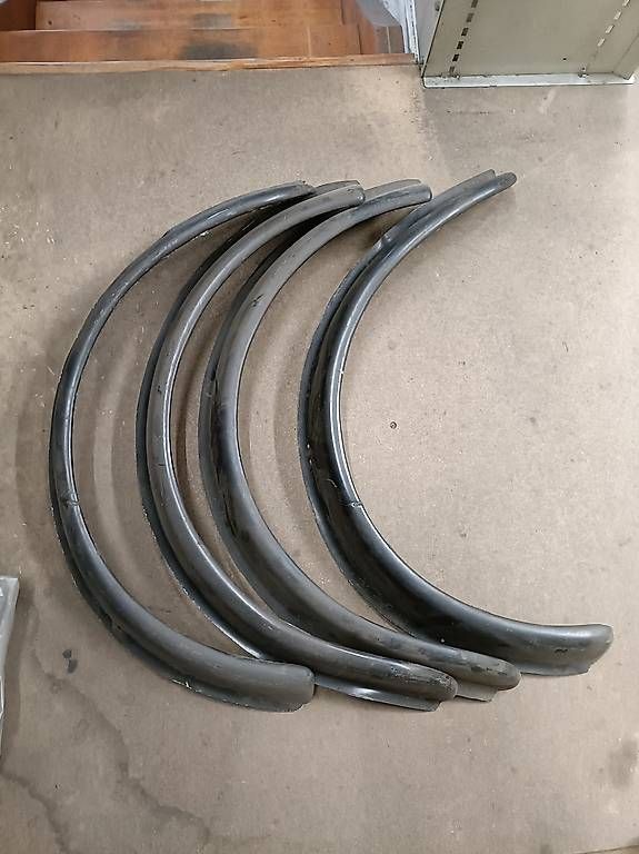 Tutti pezzi di ricambio auto: parafanghini in fibra – Usato da Bironico venduto da aut_v8ks 1