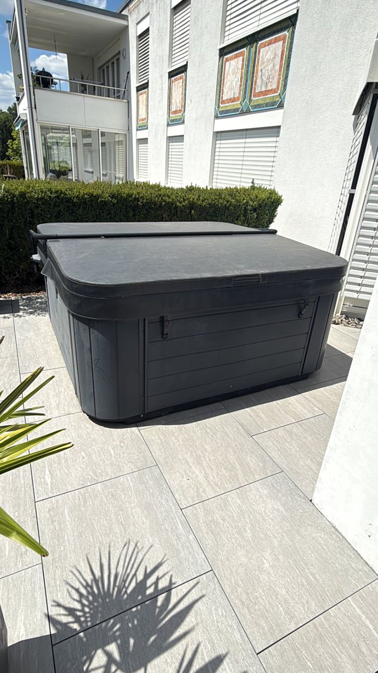 Whirlpool: Whirlpool Outdoor Jacuzzi gebraucht mit Abdeckung – Gebraucht aus Olten von OlbaraAG 2