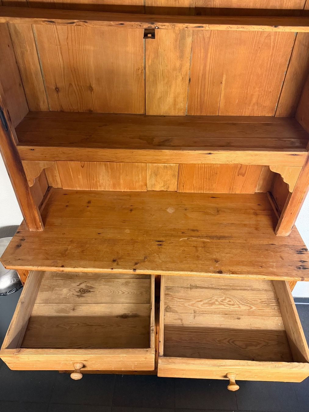 Scaffali: Antique Wooden Kitchen Cabinet – Usato da Ittigen venduto da KaufKiste. 5