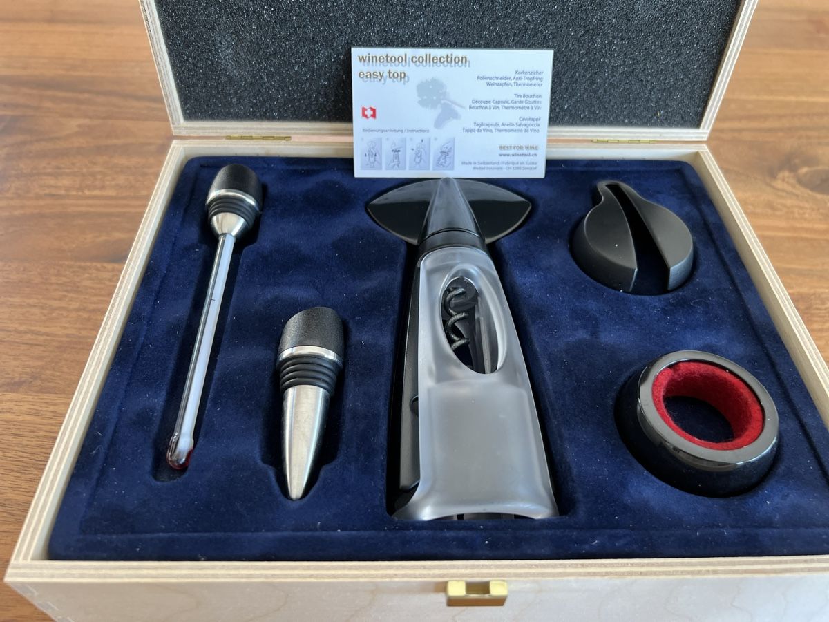 Altro in Decorazioni & Accessori: Swiss Wein Accessory Box – Nuovo e nell'imballaggio originale da Aesch LU venduto da HSchnitzler 2