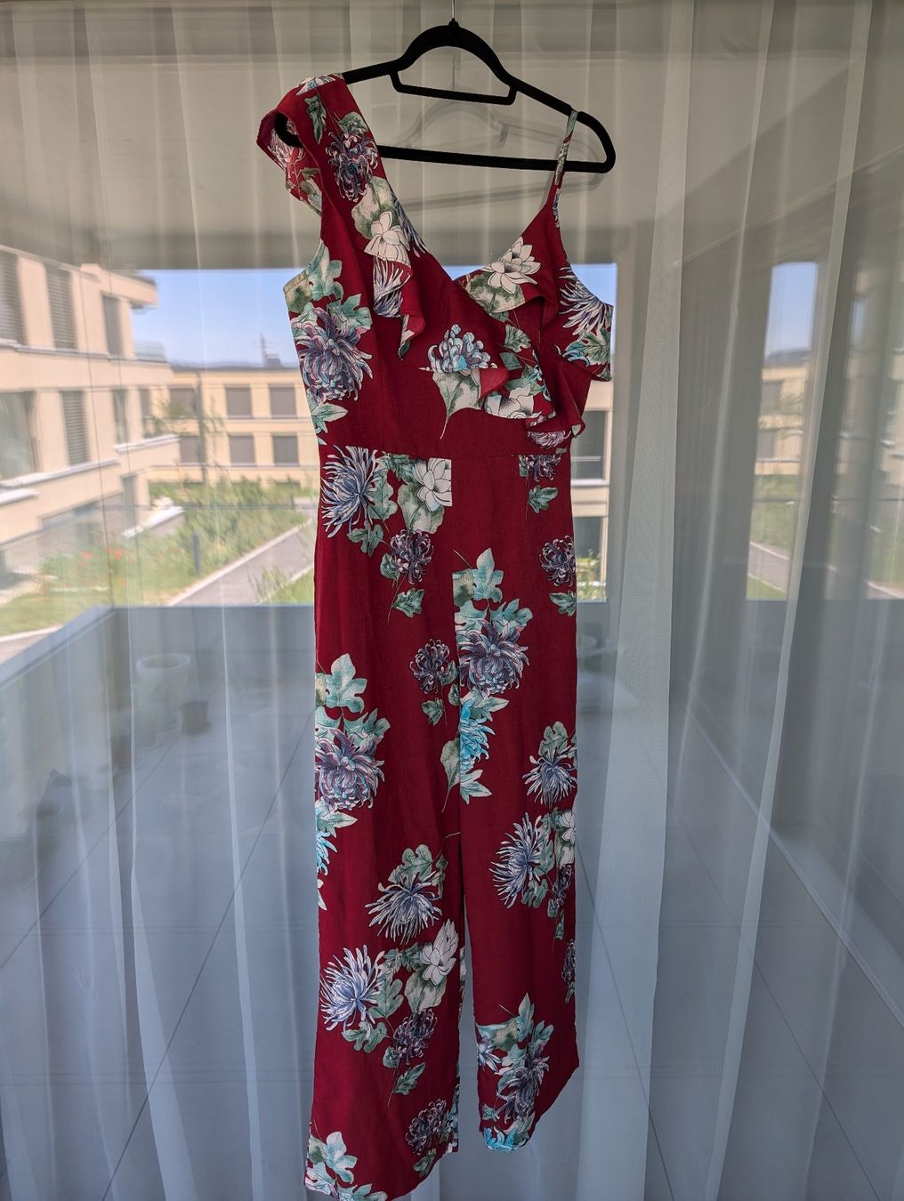 Tute: Sommerlicher Jumpsuit mit Blumenmuster, Grösse L – Usato da Birmensdorf ZH venduto da Nebuliane
