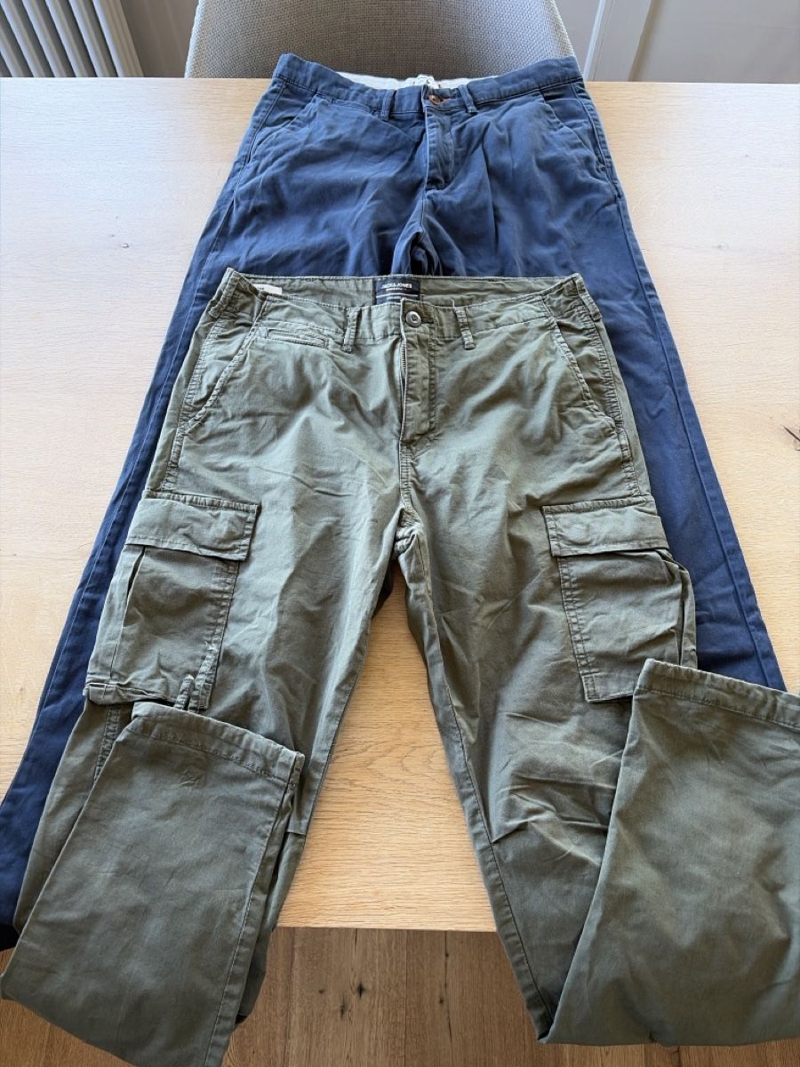 Jack & Jones Pantaloni: Zwei Paar Hosen, 32/34 – Usato da speicher venduto da danicole
