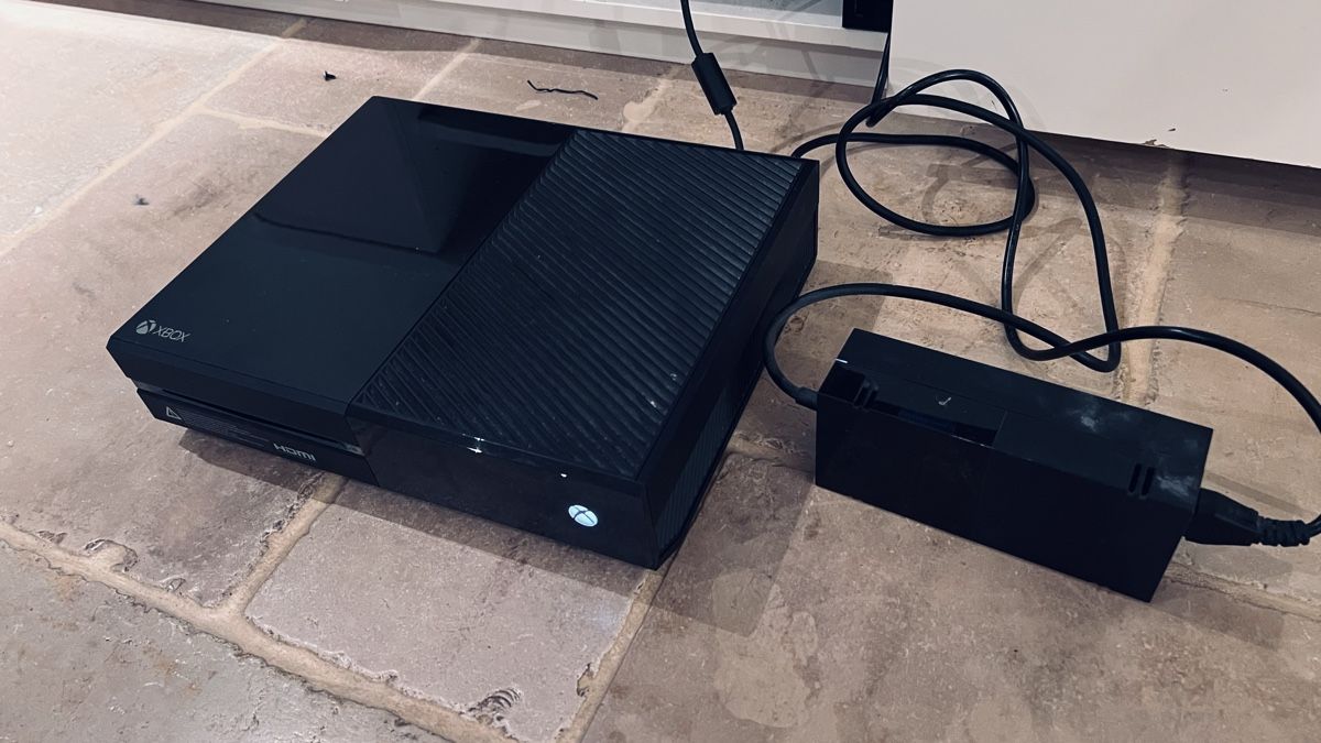 Microsoft Console: Xbox One Konsole mit Spielen und Headset – Usato da schöftland venduto da polymechaniker 8