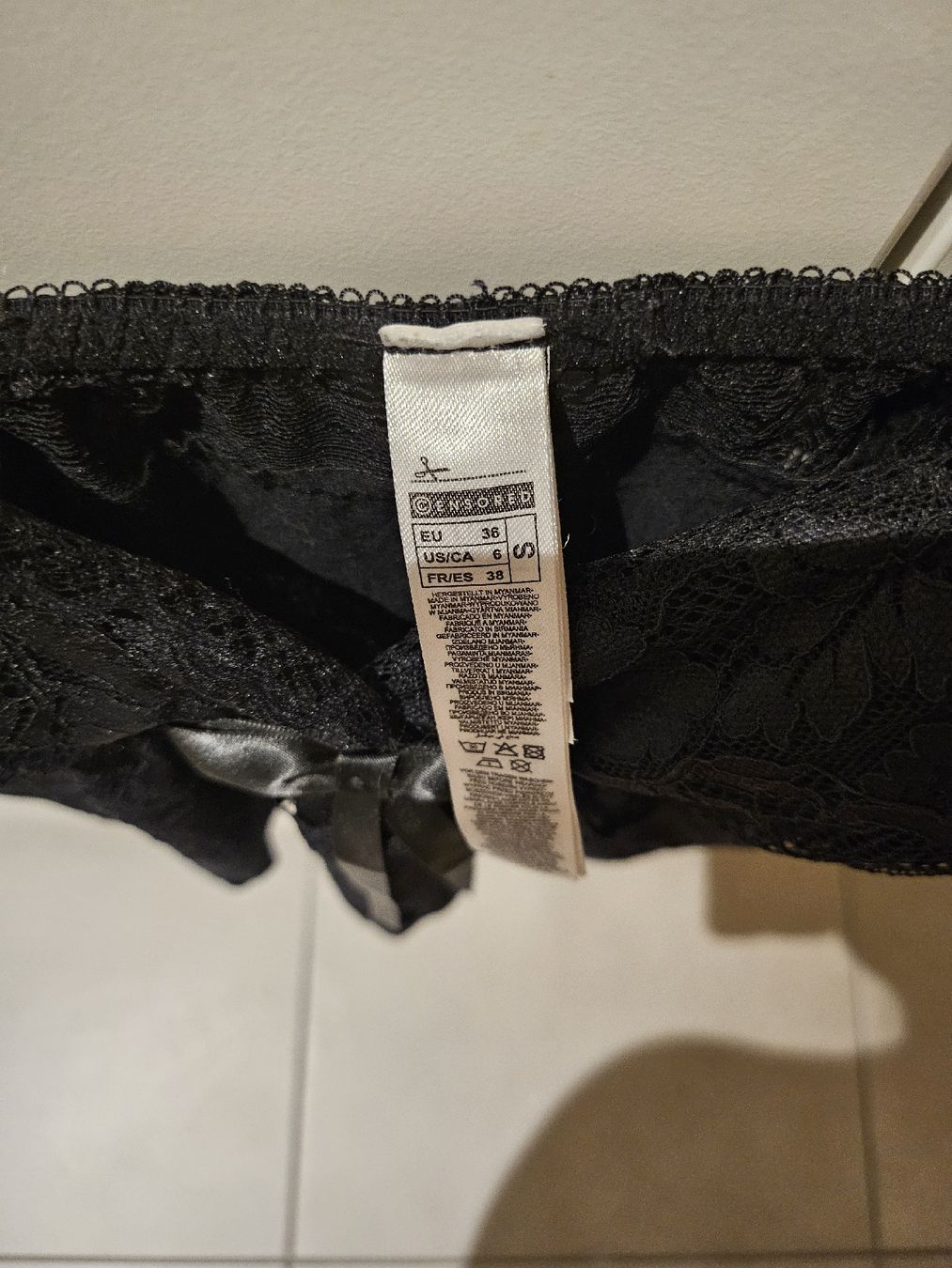 Top: Petit top noir dentelle – Nuovo e nell'imballaggio originale da La Tour-de-Peilz venduto da mar_2r26 1