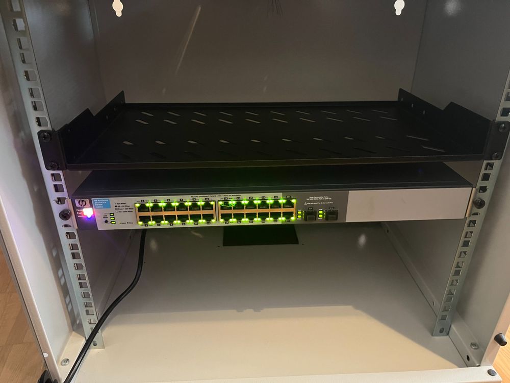 19 Zoll Rack mit Switch (Gebraucht) in Dottikon für CHF 90 – nur ...