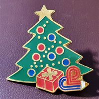 Q599 - Pin Weihnachtsbaum mit Geschenken
