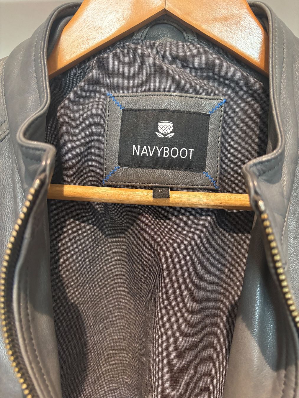 Navyboot Giacche: Neuwertige Navyboot Herren Lederjacke Size S/M – Nuovo (secondo la descrizione) da Lengnau BE venduto da 4ConsultingSolutions 3