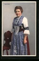 Appenzellerin in Tracht mit Spitzenbluse