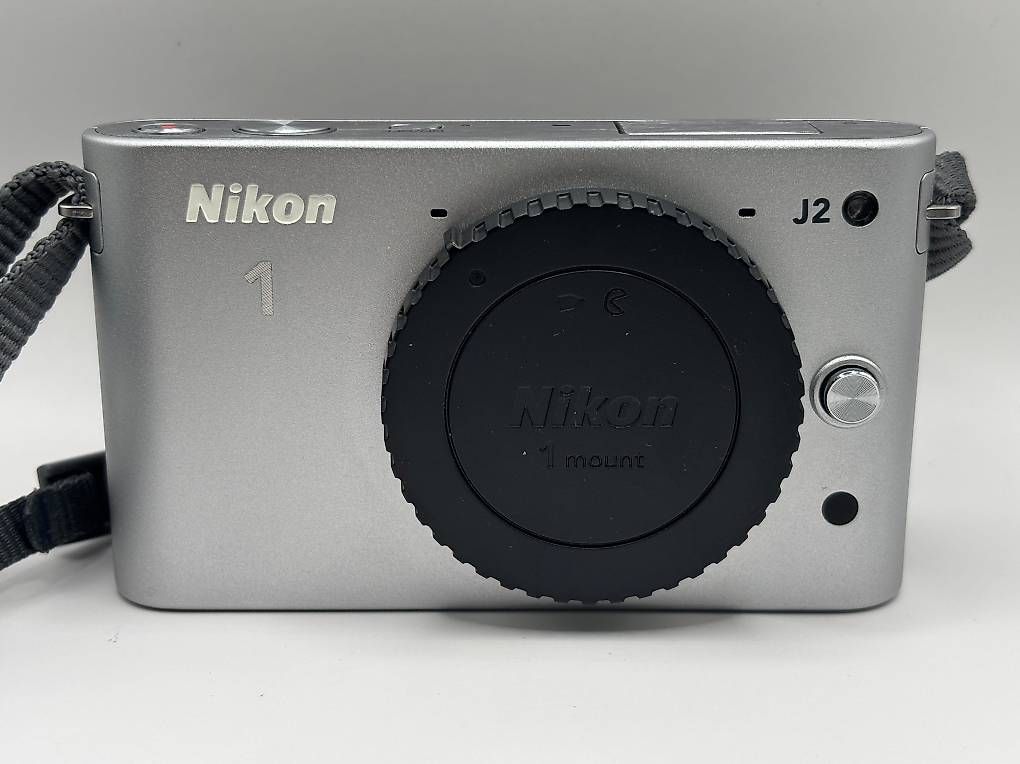 Nikon Fotocamera: Nikon 1 J2 Silber - kompakte Systemkamera mit OVP – Usato da Merenschwand venduto da Sbj