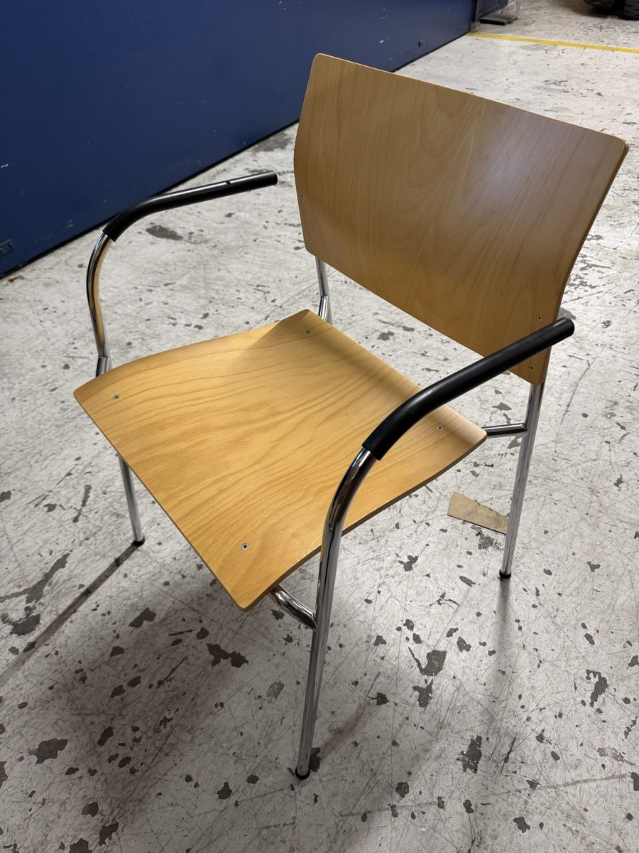 Thonet Sedie: Thonet Stuhl Holz/Metall mit Armlehne – Usato da wallisellen venduto da Simbadog