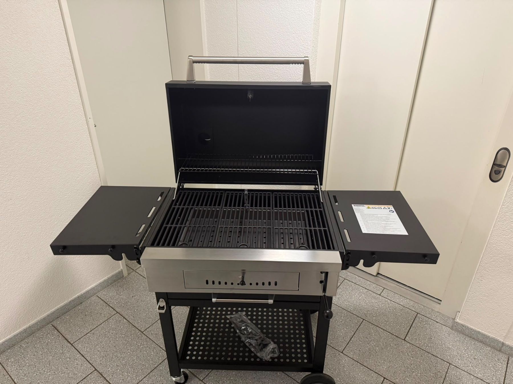 Grills: Fabrikneu  Tenneker   Holzkohlengrill – Gebraucht aus Tuggen von Nikihaushaltsgeraete