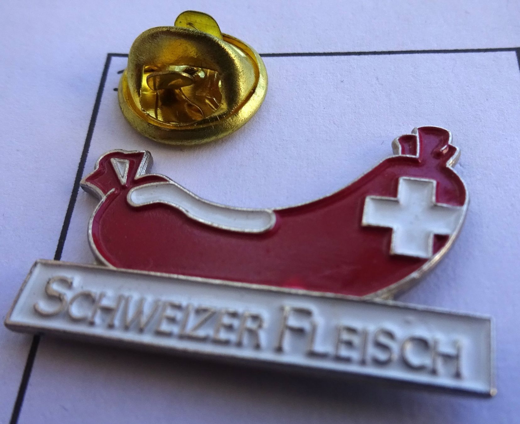 Plaquettes & Badges: Pin Schweizer Fleisch  Wurst – D'occasion à Utzenstorf par BUtter81