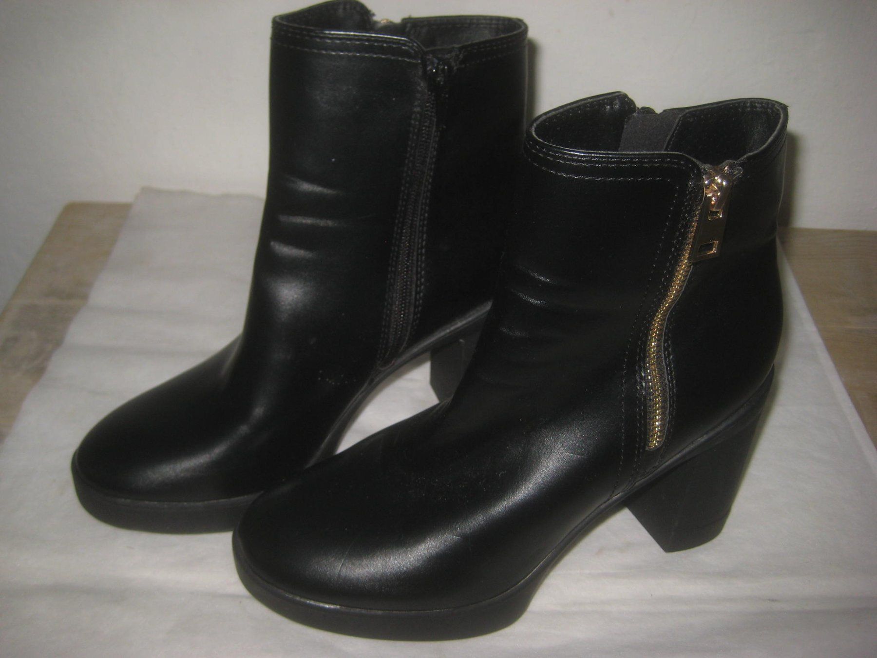 Scarpe da donna: DAMEN STIEFELETTEN – Usato da Uster venduto da flocke1
