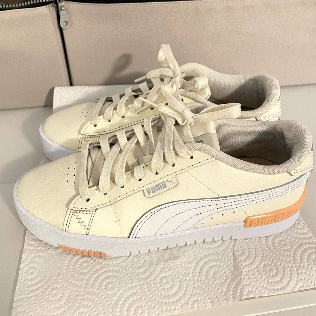 Puma Scarpe da donna: wie NEU: Puma Jada Sneaker beige Gr.39 – Nuovo (secondo la descrizione) da Bellach venduto da Dreamer2501