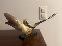 Scultura vintage a forma di pesce in corno naturale