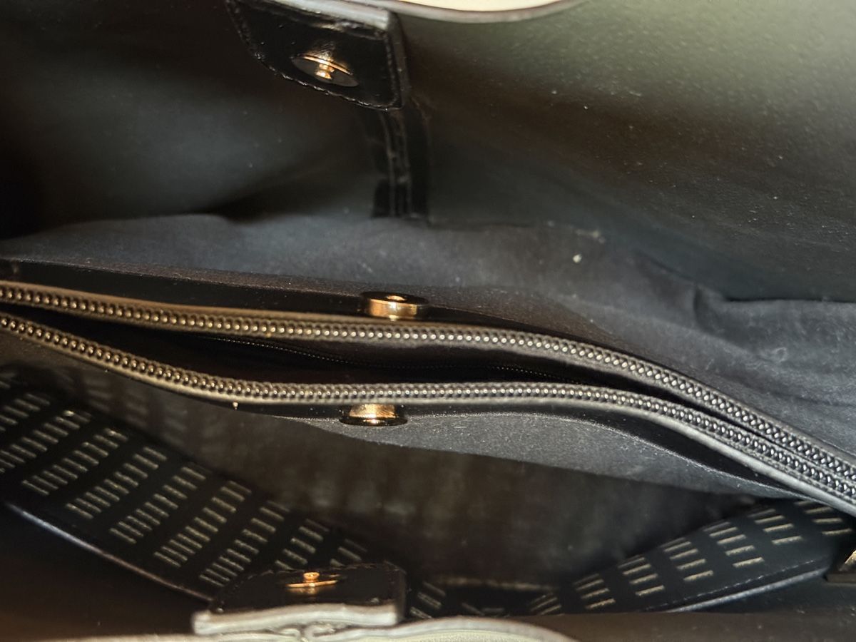 Borse da donna: Chic Black Tote Bag with Shoulder Strap – Nuovo (secondo la descrizione) da Commugny venduto da semamonfrinoli 1