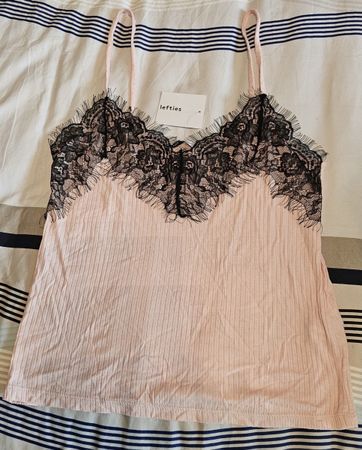 Charmante camisole rose pâle avec dentelle noire Lefties