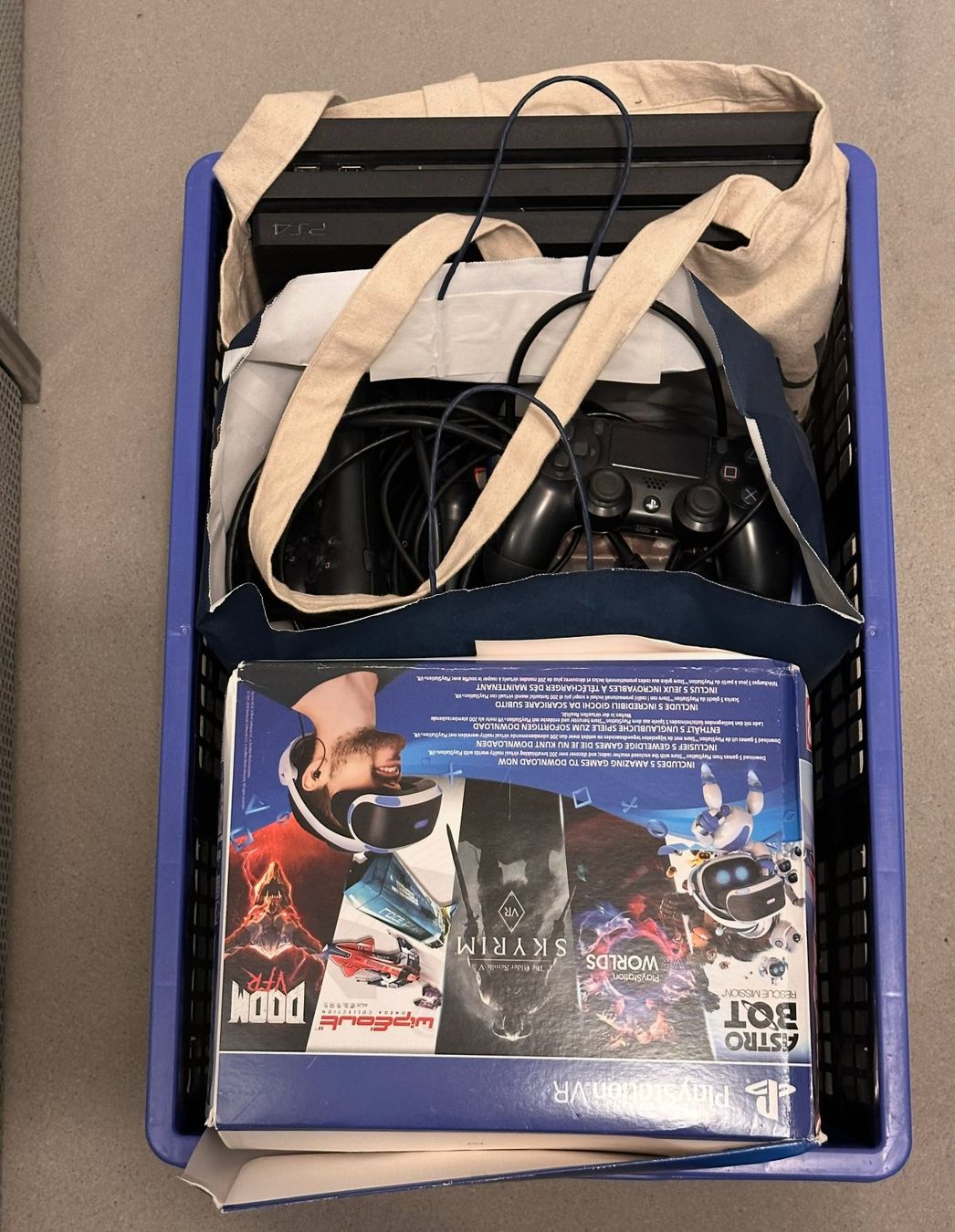 Sony Console: AB 1.– PlayStation 4 Pro + PSVR Bundle + 25 Games – Usato da Zürich venduto da ...._---_.. 3