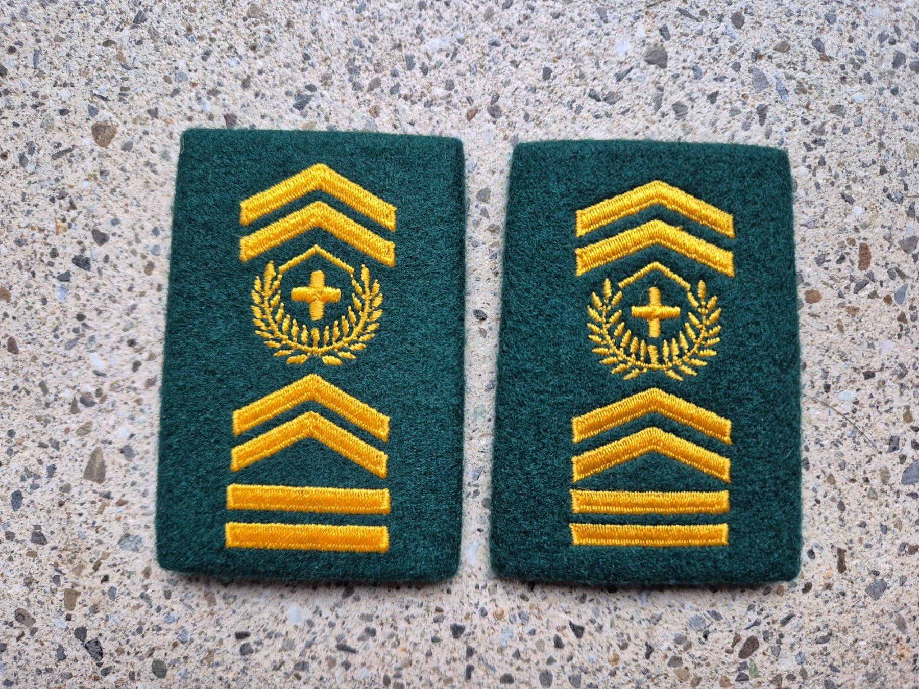 Schweizer Armee Plaketten & Abzeichen: *** Gradabzeichen Patten Set Chefadjutant Infanterie *** – Neu und originalverpackt aus Riedholz von fr_sIruP